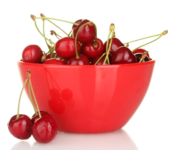 Körsbär i en röd skål isolerad på vit — Stockfoto