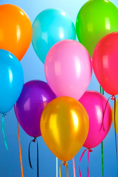 Красочные воздушные шары на голубом фоне крупным планом — стоковое фото