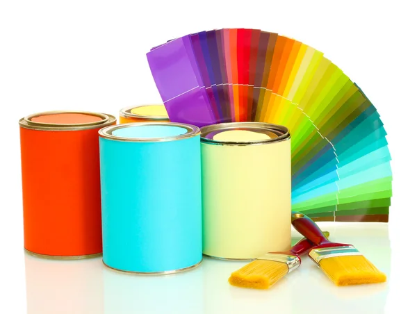 Blikjes met verf, penselen en helder palet van kleuren geïsoleerd op wit — Stockfoto