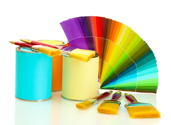 Plåtburkar med färg, penslar och ljusa palett med färger som isolerad på vit — Stockfoto