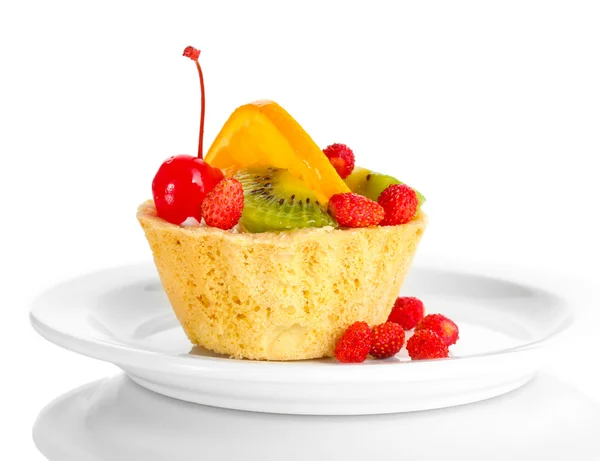 Süße Torte mit Früchten auf Teller isoliert auf weiß — Stockfoto