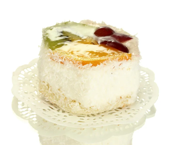 Gâteau sucré aux fruits isolés sur blanc — Photo