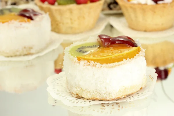 Süße Kuchen mit Früchten isoliert auf weiß — Stockfoto