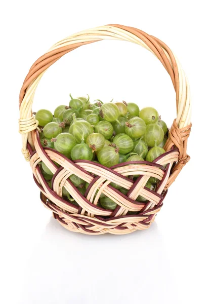 Gröna krusbär i korg isolerad på vit — Stockfoto