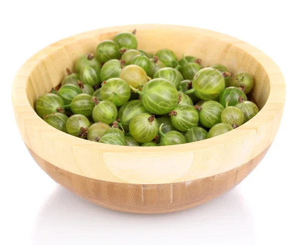 Gröna krusbär i trä skål isolerad på vit — Stockfoto