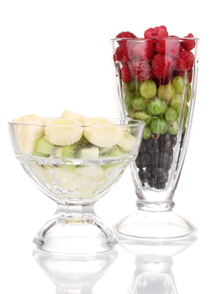 Frutas e bagas misturadas em copos isolados em branco — Fotografia de Stock