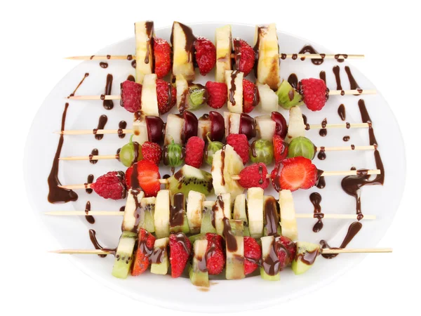 Смешанные фрукты и ягоды на шампуре с шоколадом изолированы на белом — стоковое фото