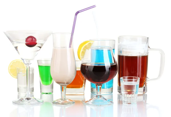 Una variedad de bebidas alcohólicas aisladas en blanco — Foto de Stock