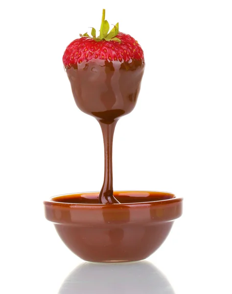 Hand hält Erdbeere in Schokolade isoliert auf weiß — Stockfoto