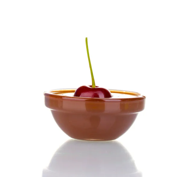 Tenuta in mano ciliegia al cioccolato isolata su bianco — Foto Stock