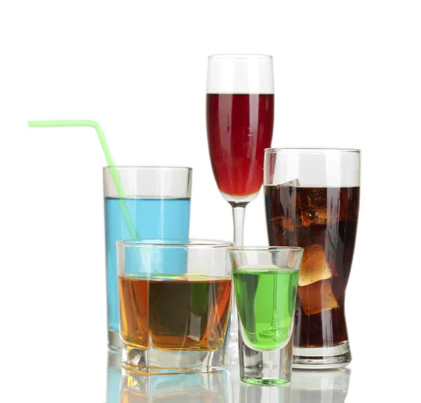 Una varietà di bevande alcoliche isolate su bianco — Foto Stock