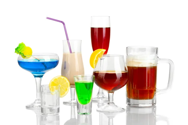 Μια ποικιλία από αλκοολούχα ποτά που απομονώνονται σε λευκό — Φωτογραφία Αρχείου
