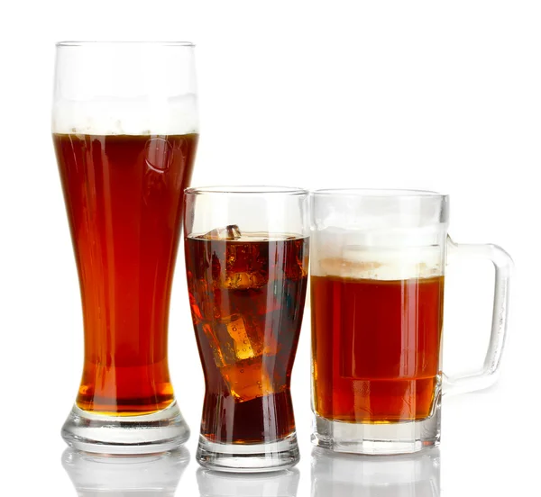 Закуски - пиво, кола і квас ізольовані на білому тлі — стокове фото