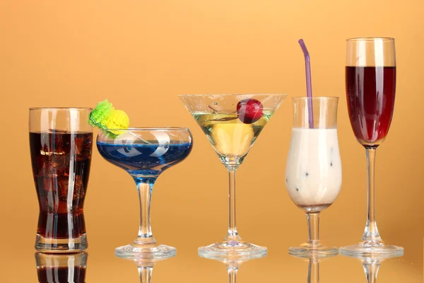Eine Vielzahl alkoholischer Getränke auf gelbem Hintergrund — Stockfoto