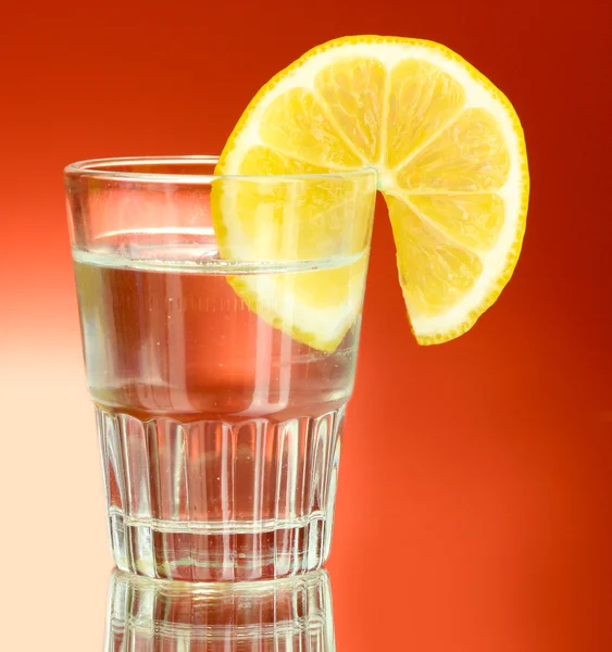 Tiro de tequila no fundo vermelho close-up — Fotografia de Stock