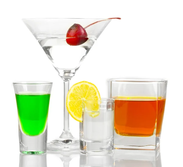 Uma variedade de bebidas alcoólicas isoladas em branco — Fotografia de Stock