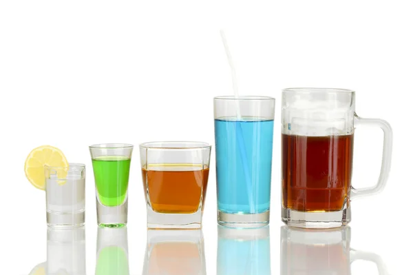Eine Vielzahl von alkoholischen Getränken isoliert auf weiß — Stockfoto