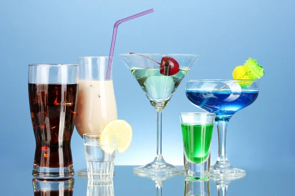 Mavi arka plan üzerinde alkollü içecekler, çeşitli — Stok fotoğraf