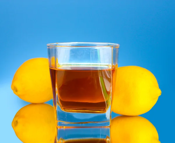 Glas Whisky auf blauem Hintergrund Nahaufnahme — Stockfoto