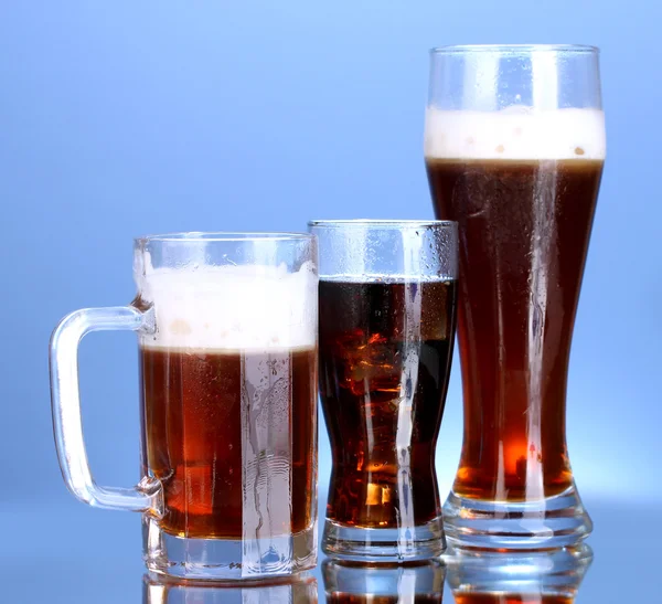 Przekąski - piwo, cola i kwas chlebowy na niebieskim tle — Zdjęcie stockowe