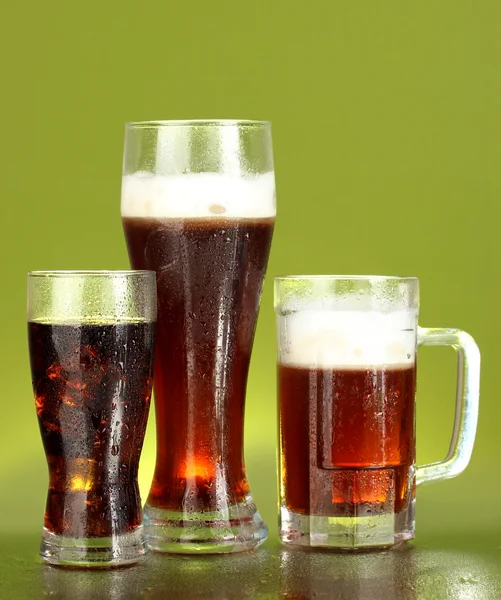 飲み物 - ビール、コーラ、緑色の背景で kvass — ストック写真