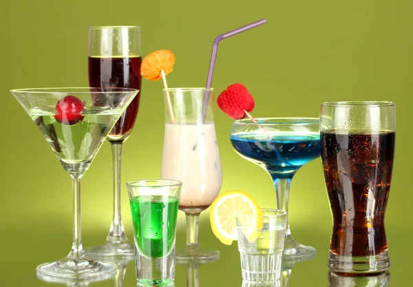 緑色の背景でアルコール飲料のさまざまな — ストック写真