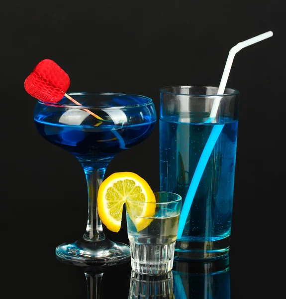 Uma variedade de bebidas alcoólicas isoladas em preto — Fotografia de Stock