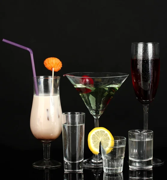블랙에 고립 된 알콜 음료의 다양 한 — 스톡 사진