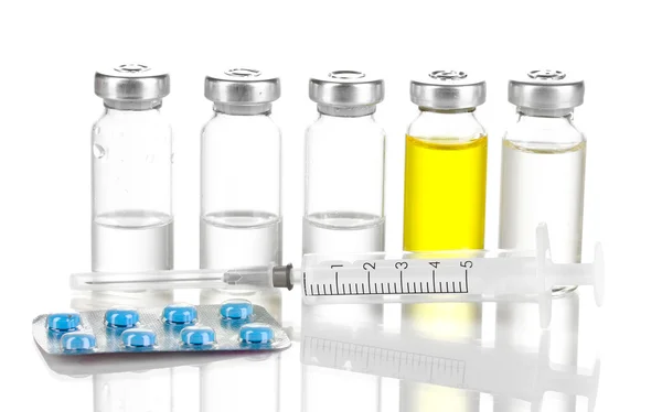 Spruta med medicinska ampull och tabletter isolerad på vit — Stockfoto