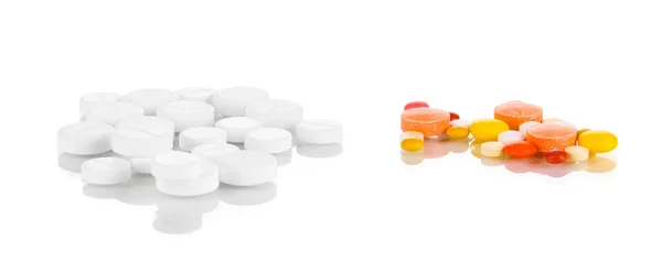 Tabletten geïsoleerd op wit — Stockfoto