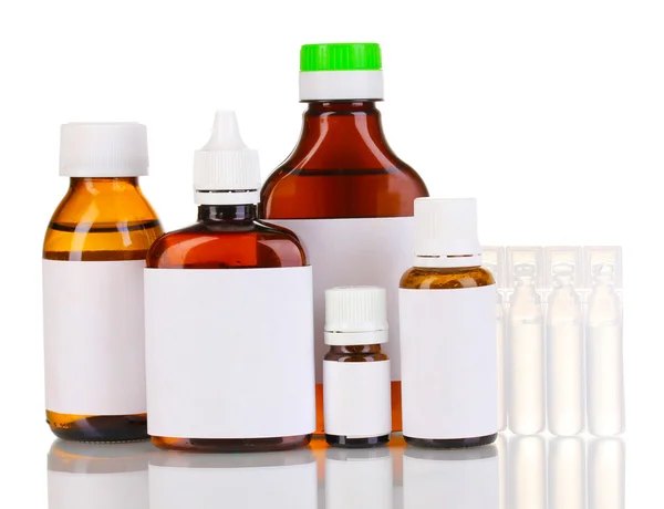 Botellas y ampollas médicas aisladas en blanco — Foto de Stock