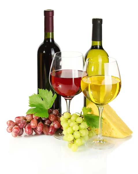 Flaschen und Gläser mit Wein, Käse und reifen Trauben isoliert auf weiß — Stockfoto