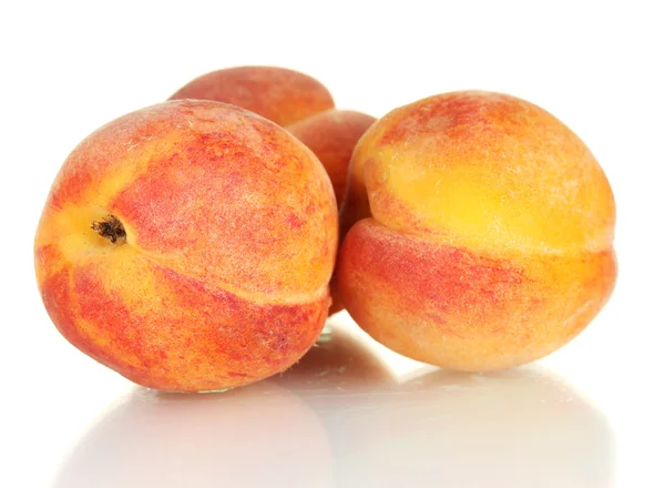 Rijpe perziken geïsoleerd op witte achtergrond — Stockfoto