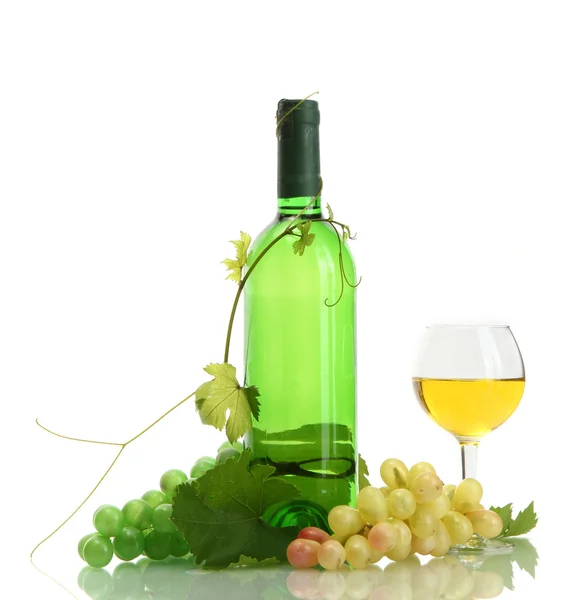 Bottiglia, bicchiere di vino e uve mature isolate su bianco — Foto Stock