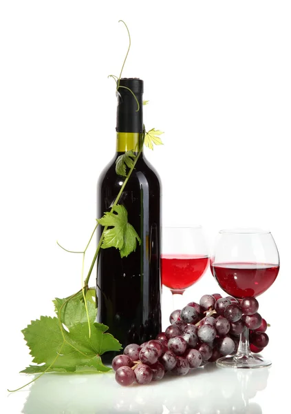 Garrafa, copos de vinho e uvas maduras isoladas em branco — Fotografia de Stock