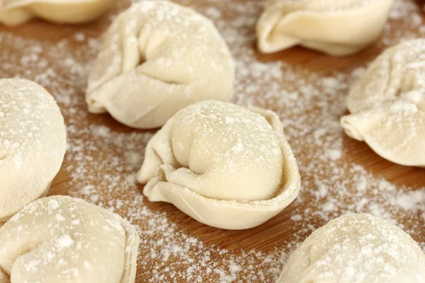 Raw Dumplings on cutting board close-up — Stock Photo, Image