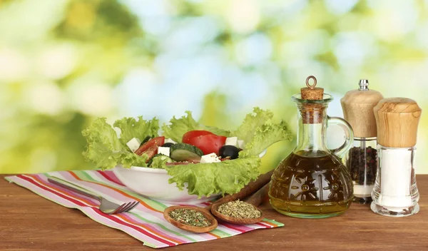 Sabrosa ensalada griega sobre fondo verde brillante —  Fotos de Stock