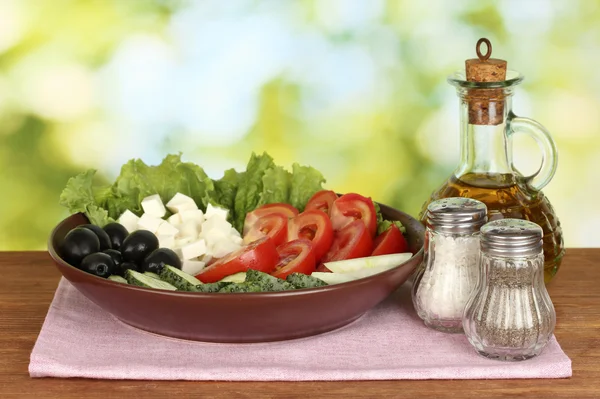 Maukas kreikkalainen salaatti kirkkaan vihreällä taustalla — kuvapankkivalokuva