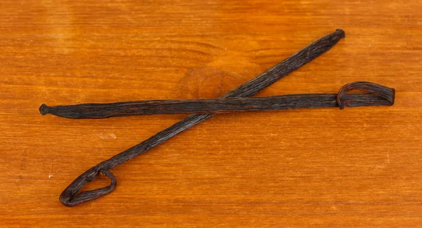 Păstăi de vanilie pe fundal din lemn close-up — Fotografie, imagine de stoc