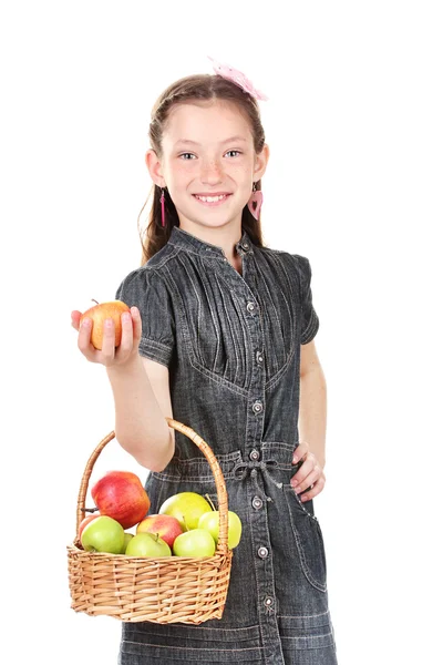 Schöne kleine Mädchen hält Korb mit Äpfeln isoliert auf weiß — Stockfoto