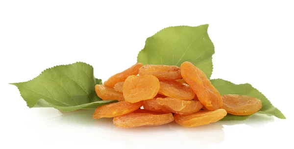 Läckra torkade aprikoser med gröna blad isolerad på vit — Stockfoto