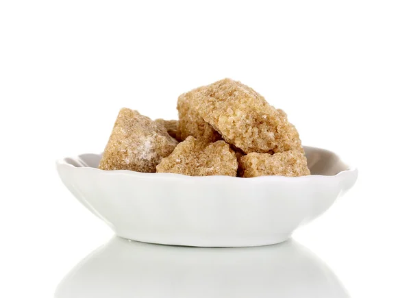 Paušální hnědý třtinový cukr kostky na talíř izolovaných na bílém — Stock fotografie