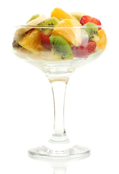 Salade de fruits frais isolée sur blanc — Photo