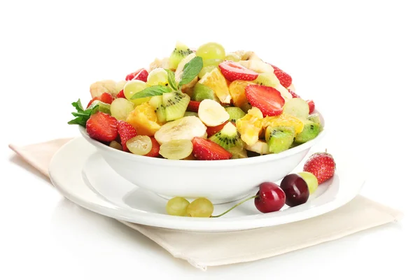 Tigela com salada de frutas frescas e bagas isoladas em branco — Fotografia de Stock