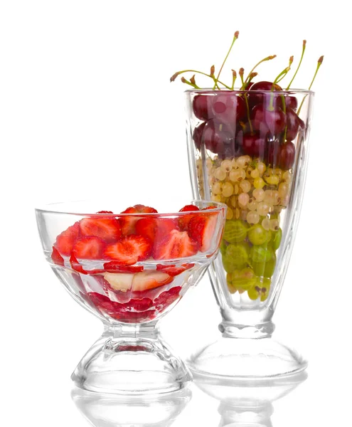 Gemischte Früchte und Beeren in Gläsern isoliert auf weiß — Stockfoto