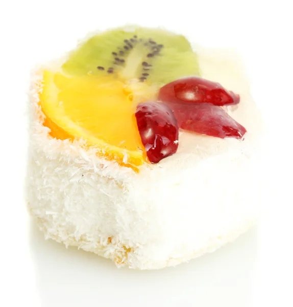 Pastel dulce con frutas aisladas en blanco — Foto de Stock