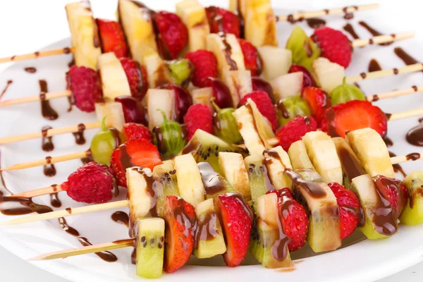 Frutas e bagas misturadas em espetos com close-up de chocolate — Fotografia de Stock