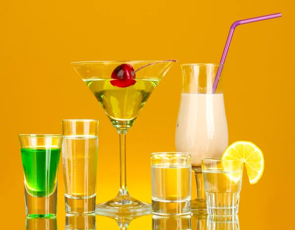 各种含酒精饮料在黄色背景上 — 图库照片