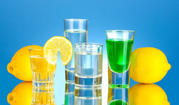 Uma variedade de bebidas alcoólicas sobre fundo azul — Fotografia de Stock