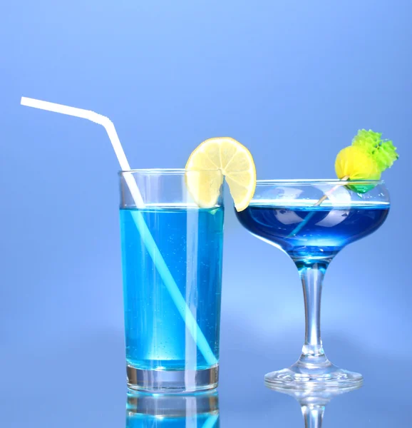 Une variété de boissons alcoolisées sur fond bleu — Photo